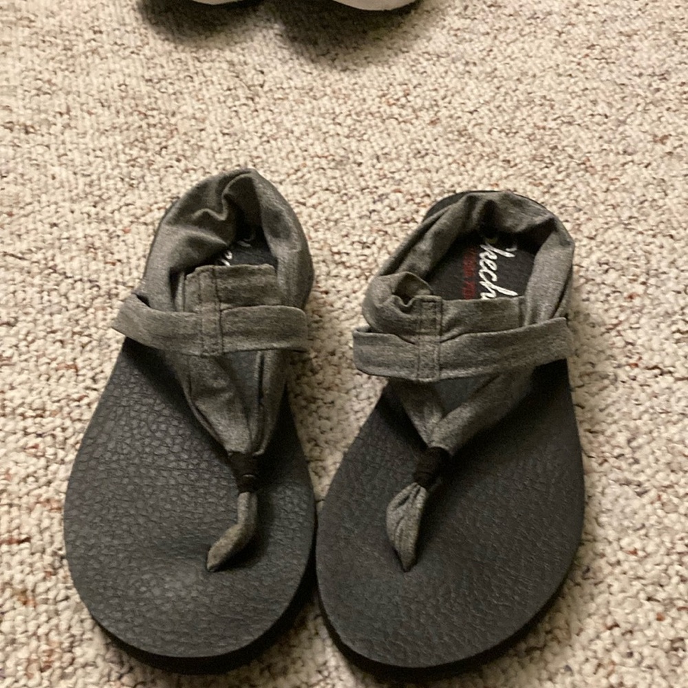 Like new. Sketchers Gray and Black thong Yoga Foam Sandals